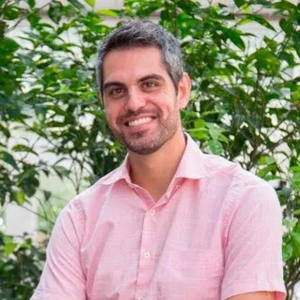 Carlos Suso, psicólogo clínico del equipo médico del Dr. Eduardo García Cruz en Barcelona