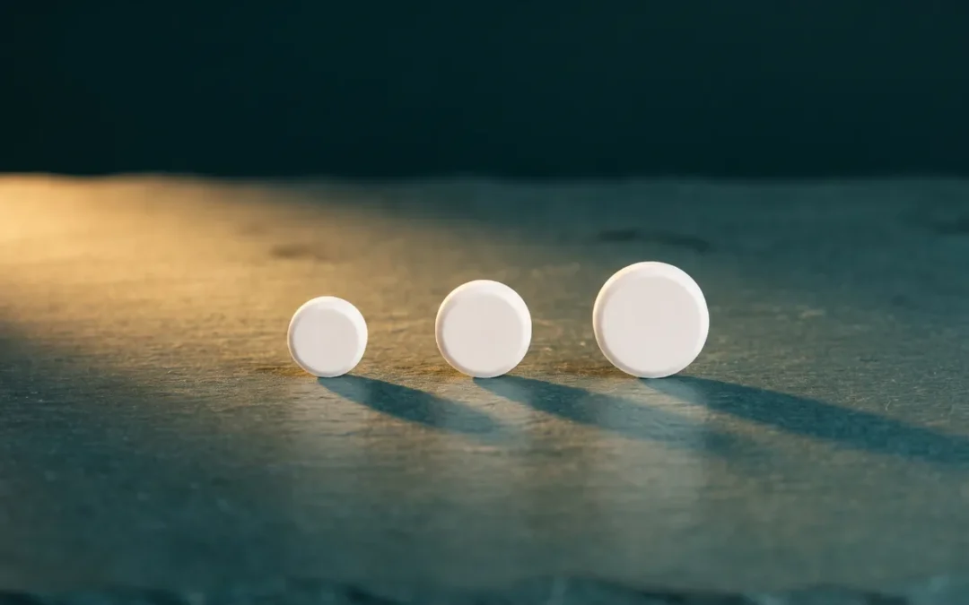 Levitra vardenafilo: comprimidos de las tres dosis disponibles sobre superficie oscura
